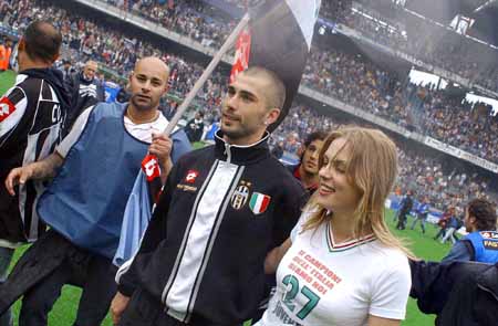 皇家马德里的阿诺德因伤缺阵两个月，防线危机如何应对？（阿诺德伤停两月，皇家马德里后防危机如何化解？）