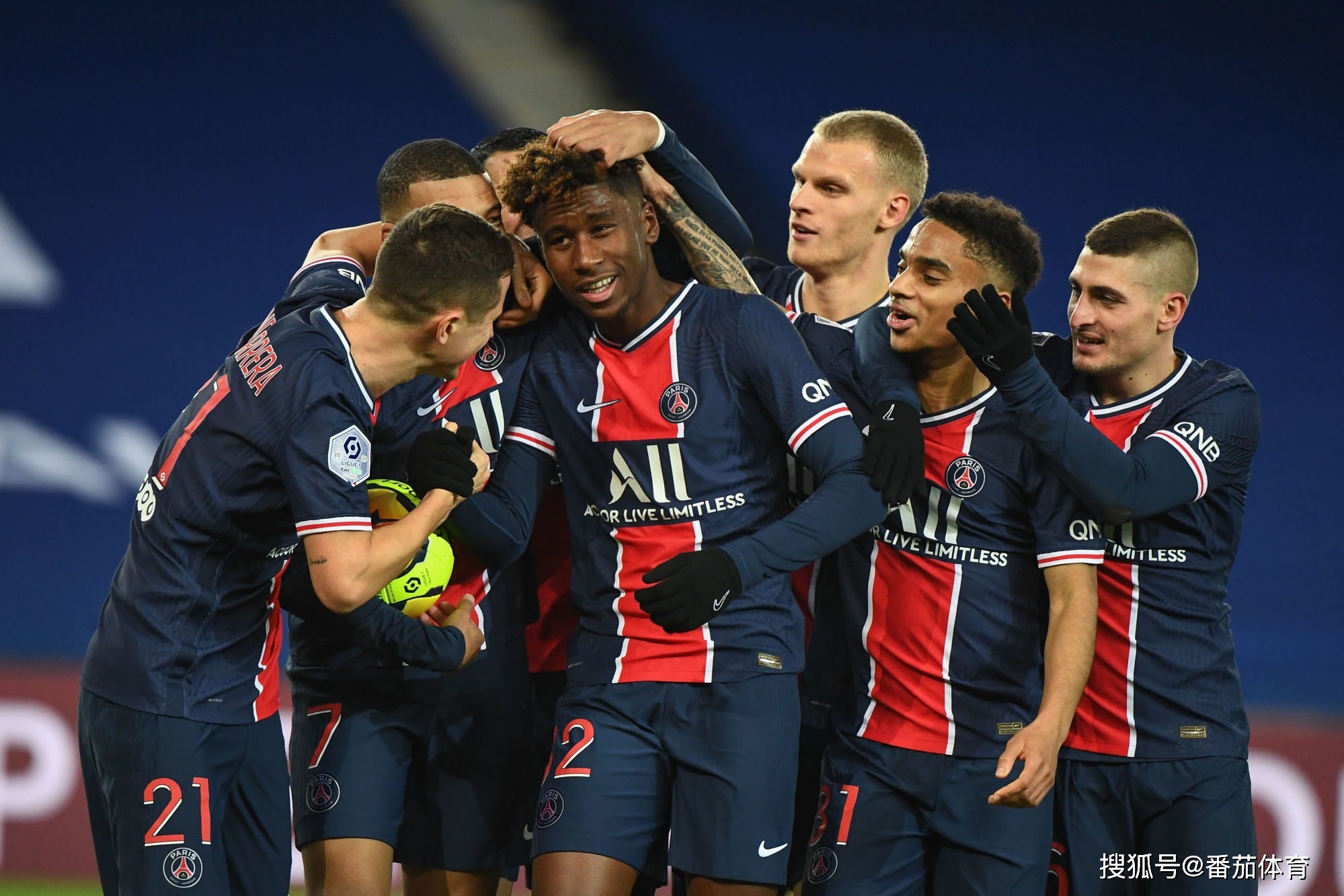 埃梅里告别阿尔巴：当初你被不情愿地改造成边后卫，要给你个拥抱（埃梅里送别阿尔巴：当年被迫改打边后卫，如今以拥抱致意）