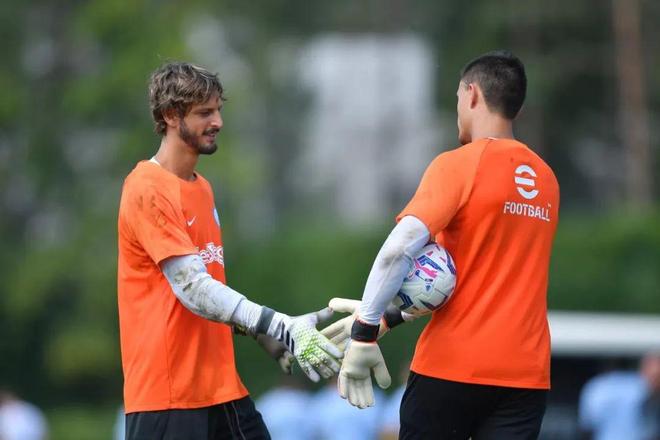 詹姆斯更新社媒：那些黑子们真走上球场，当场就会吓得尿裤子（詹姆斯社媒发声：那些喷子真上场，恐怕会当场吓得尿裤子）