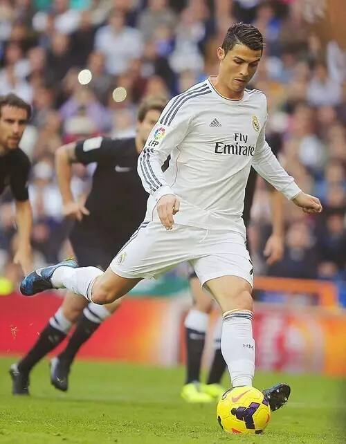 字母哥仅打3分钟伤退！雄鹿多点开花完成18分逆转捍卫主场