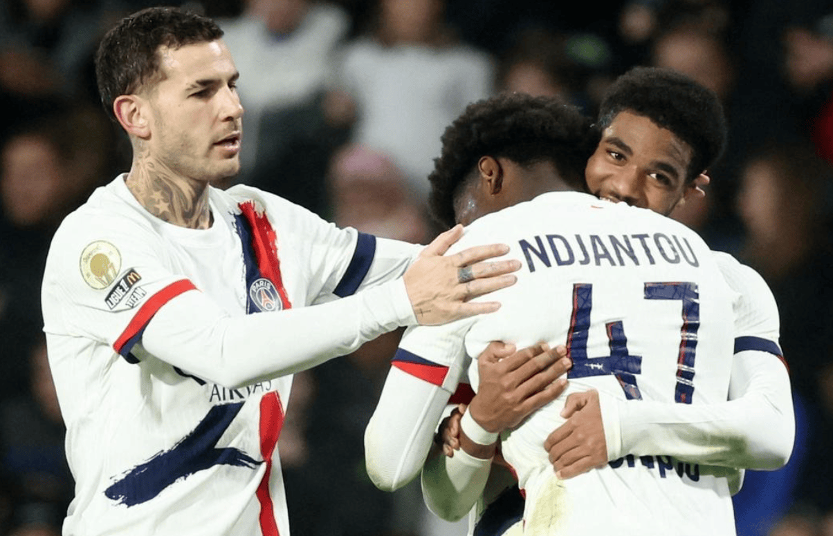 心念老东家！奥斯卡社媒晒照观看海港vs柔佛亚冠比赛（奥斯卡社媒晒照观海港vs柔佛亚冠，心系老东家）